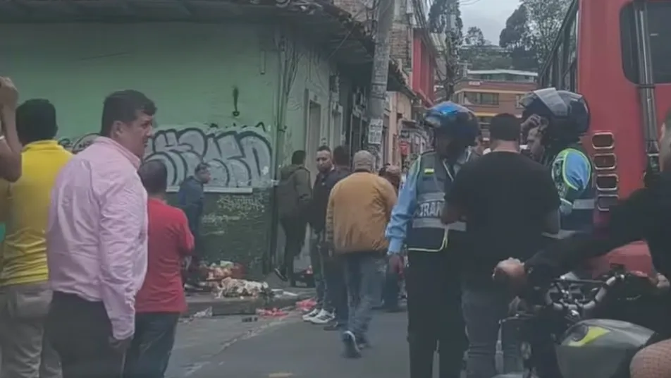 Accidente en la calle 15 de Pasto involucra vehículo y puesto de frutas en espacio público