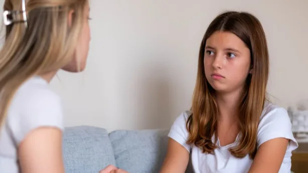 Cómo hablar con los niños sobre una tragedia: expertos recomiendan escuchar sus miedos y b
