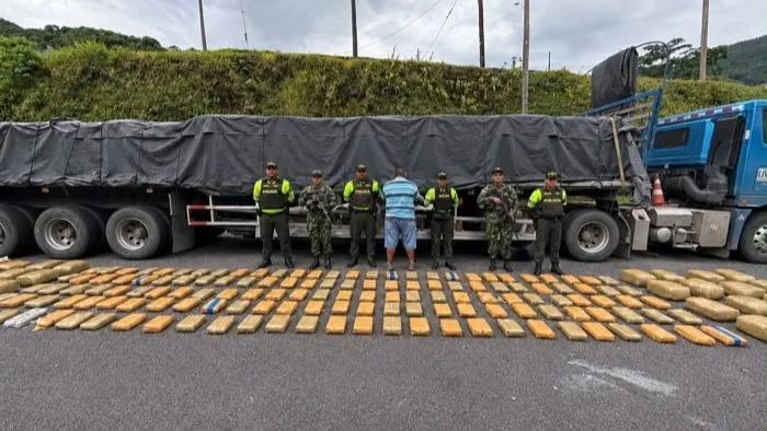 Incautación de 332 kg de marihuana tipo creepy en el Peaje Pipiral, en el Meta