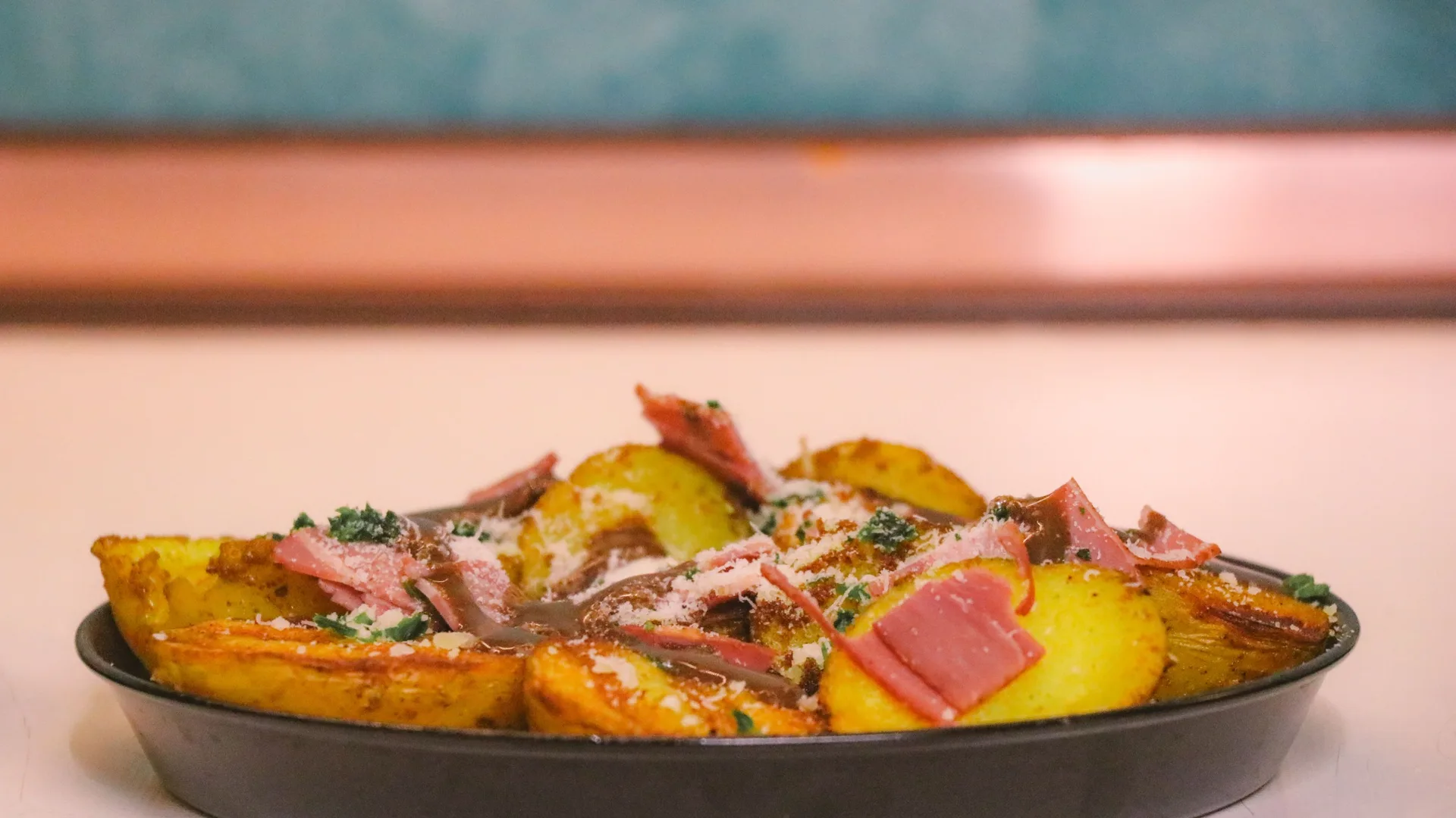Papas gratinadas con queso y tocineta: la receta cremosa que todos querrán probar