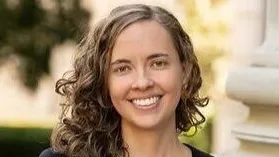 Allison Benson recibe un premio internacional por investigar el cuidado y la salud