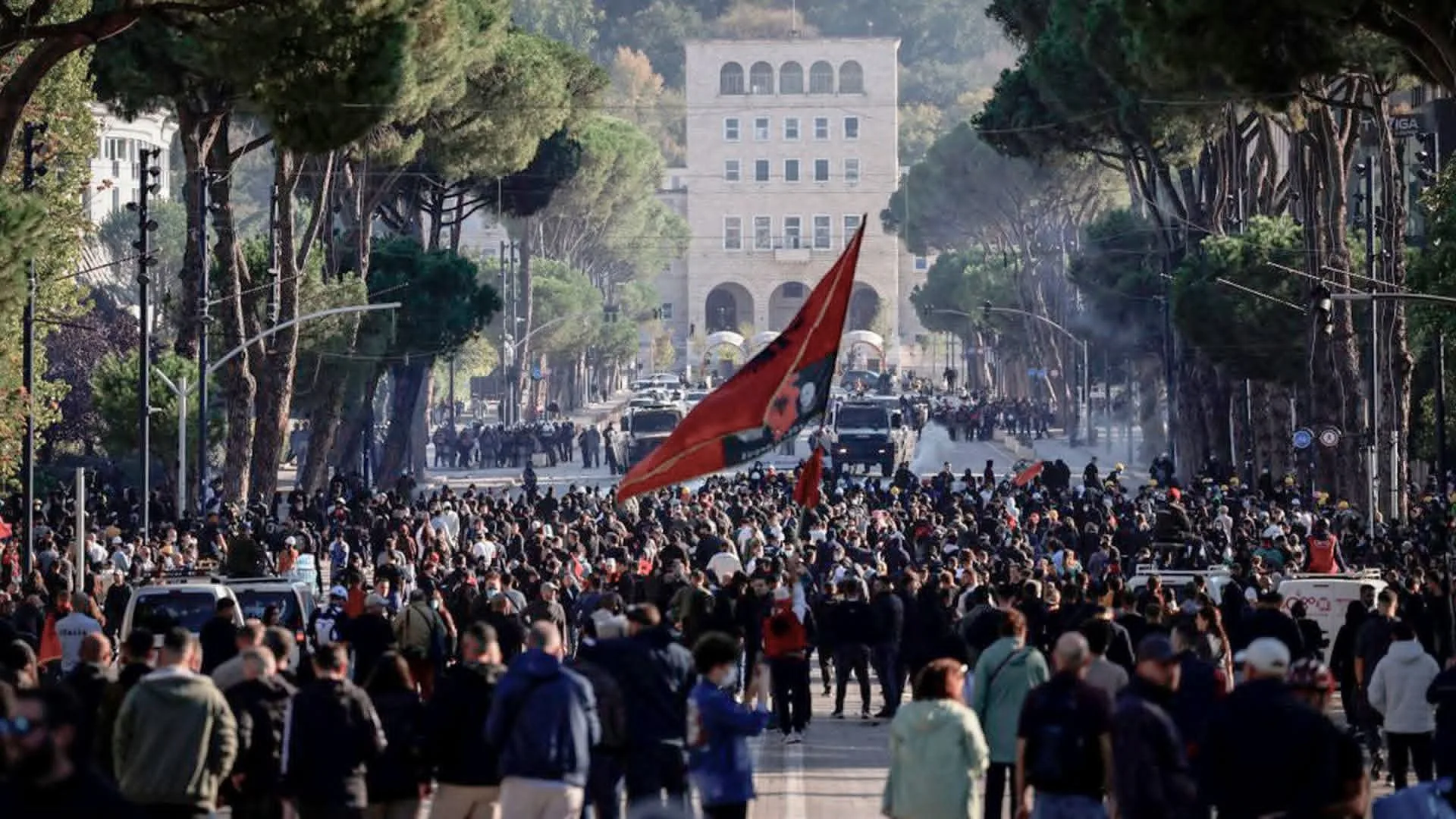 Protestas en Albania: miles de personas se enfrentan a la policía en Tirana