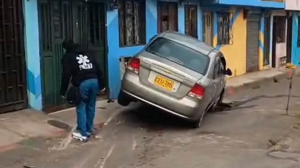 Vehículo chocó contra una vivienda en Pasto y alertan por posible fuga de gas