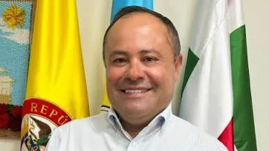 Polémica por un alcalde que fue visto en las calles portando un arma