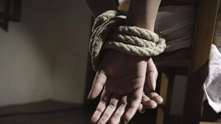 Hombres armados interceptan un vehículo y secuestran a sus ocupantes en la vía pública