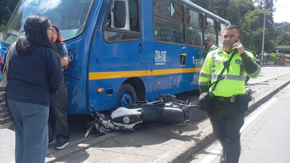 Tragedia vial, accidente entre una motocicleta y un bus deja una persona muerta en Bogotá