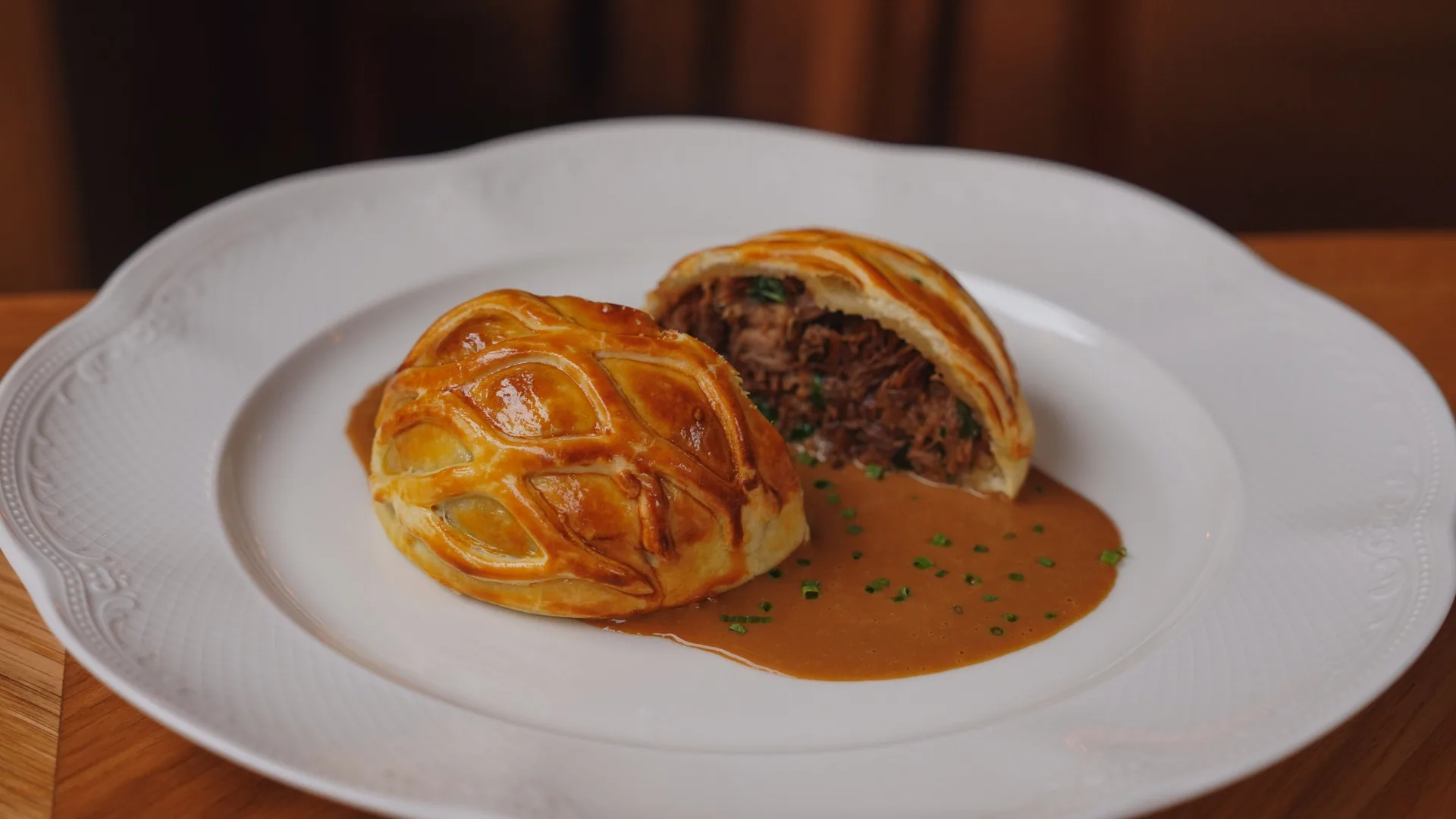 ¡Este pastel de carne y papa al horno queda jugoso, dorado y lleno de sabor!