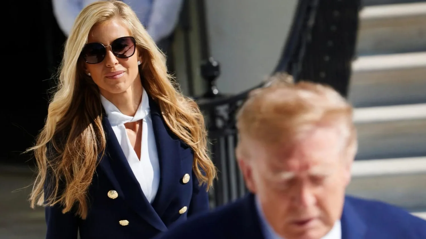 Donald Trump despide a su portavoz oficial solo una semana y una rueda prensa