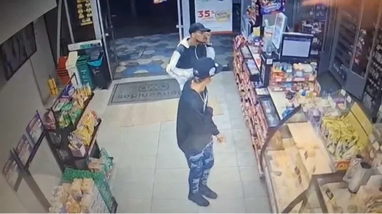 Unidades policiales detienen a tres implicados en robo a mano armada a comercio nocturno