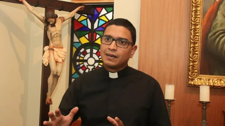 Muere un sacerdote en Guayaquil tras caerle una cruz durante una misa