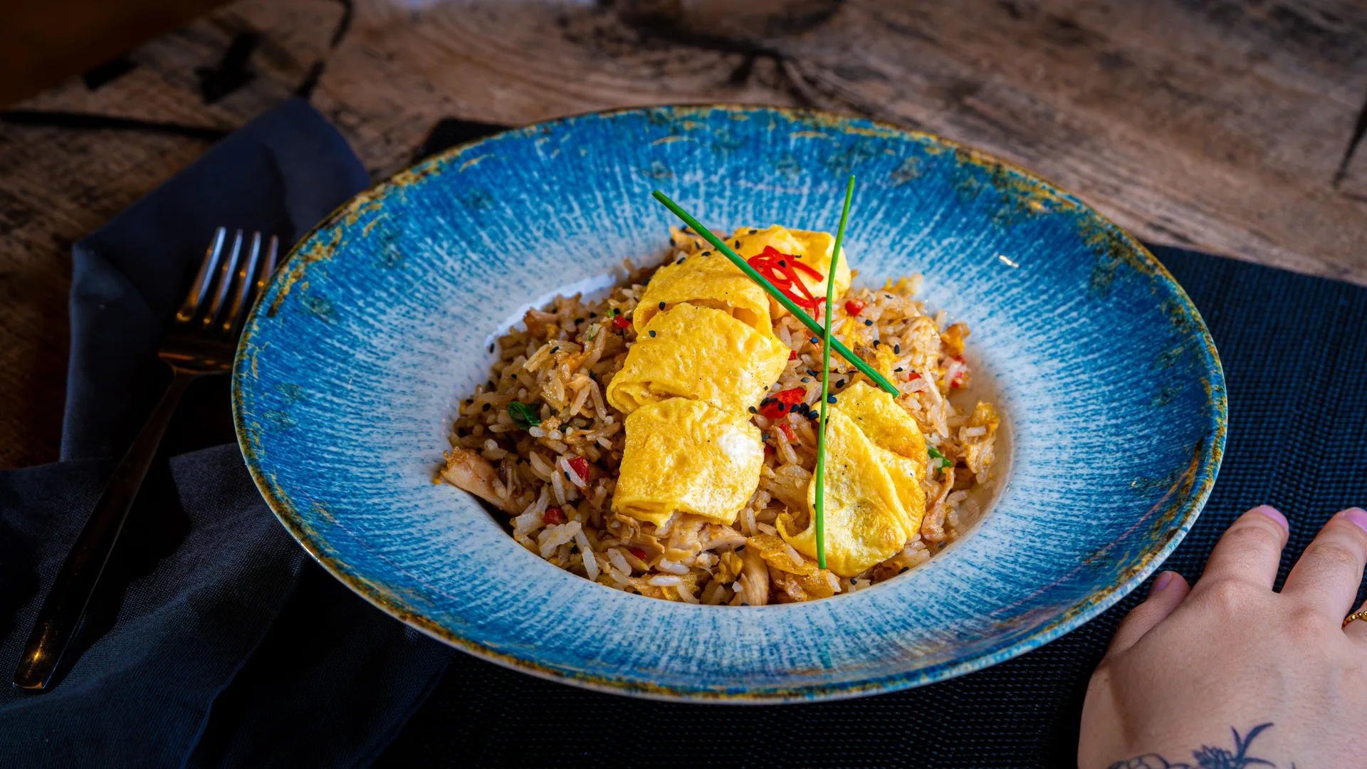 ¡Este arroz chino casero queda suelto, colorido y con un sabor que sorprende