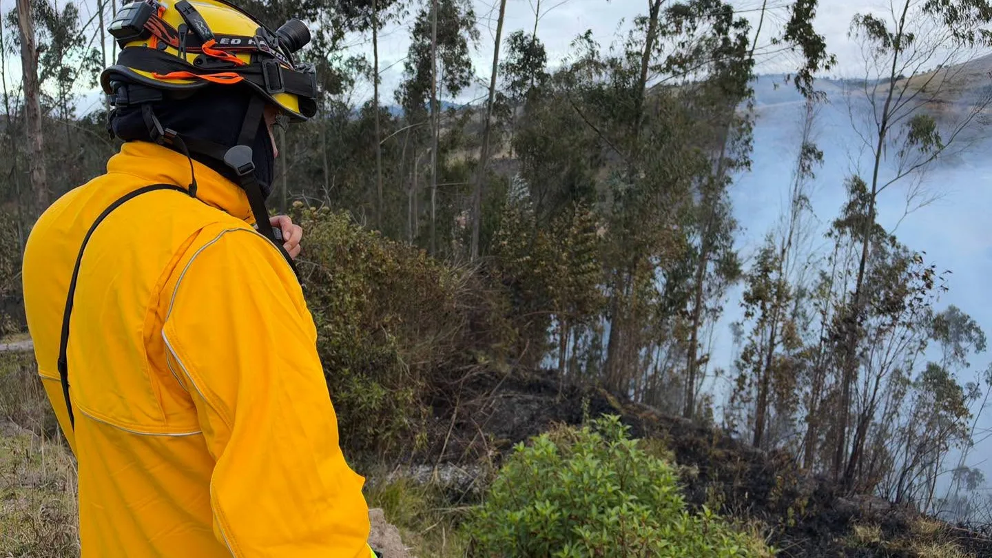 Bomberos atienden incendio forestal en Altamira, Ipiales