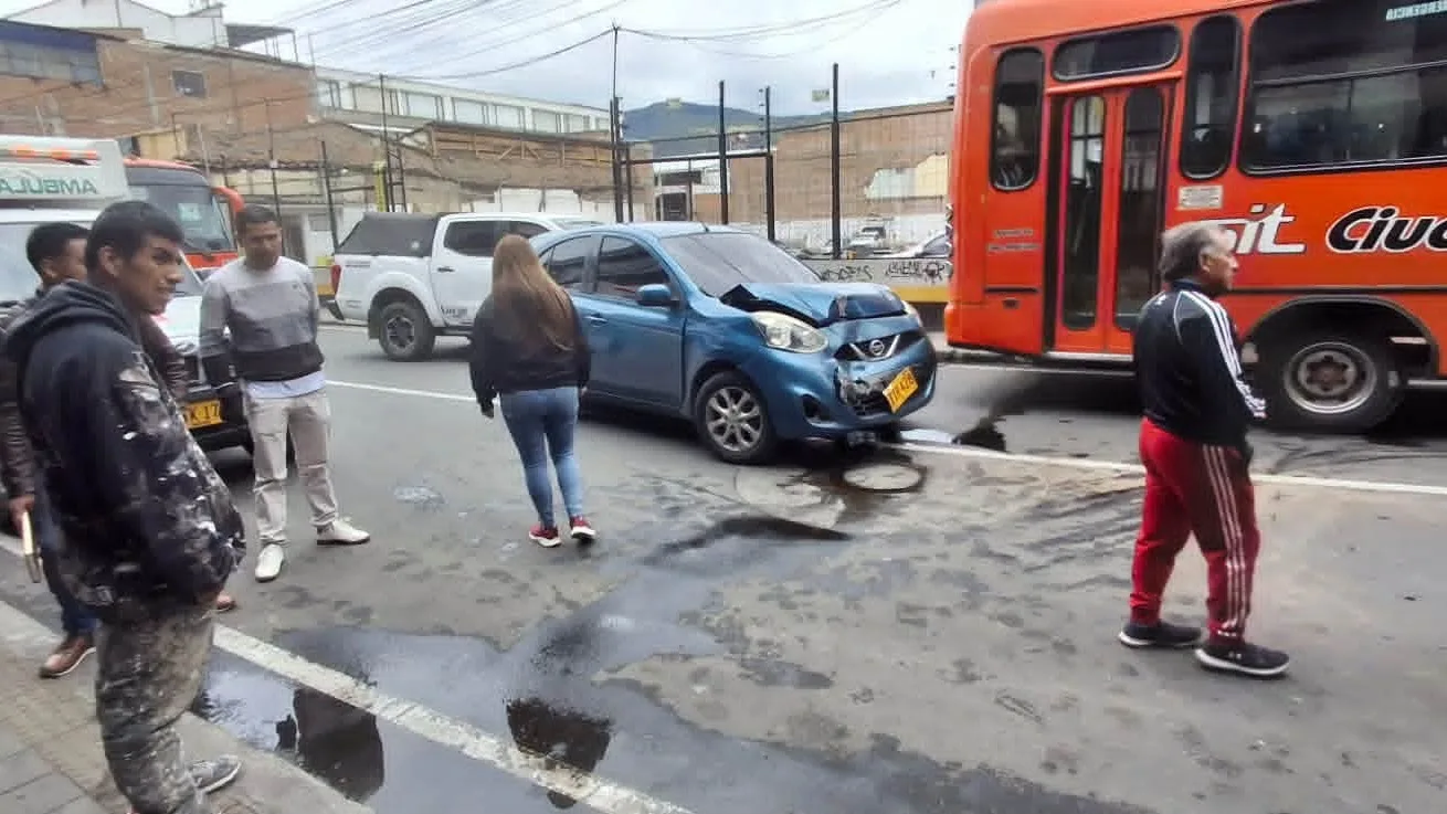 Choque entre tres vehículos genera alerta vial en el sector de San Andresito