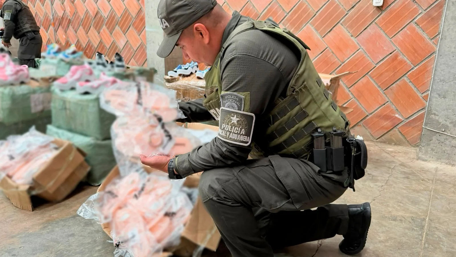En "caletas" pretendían sacar de Nariño más de 1.000 unidades de zapatos de contrabando