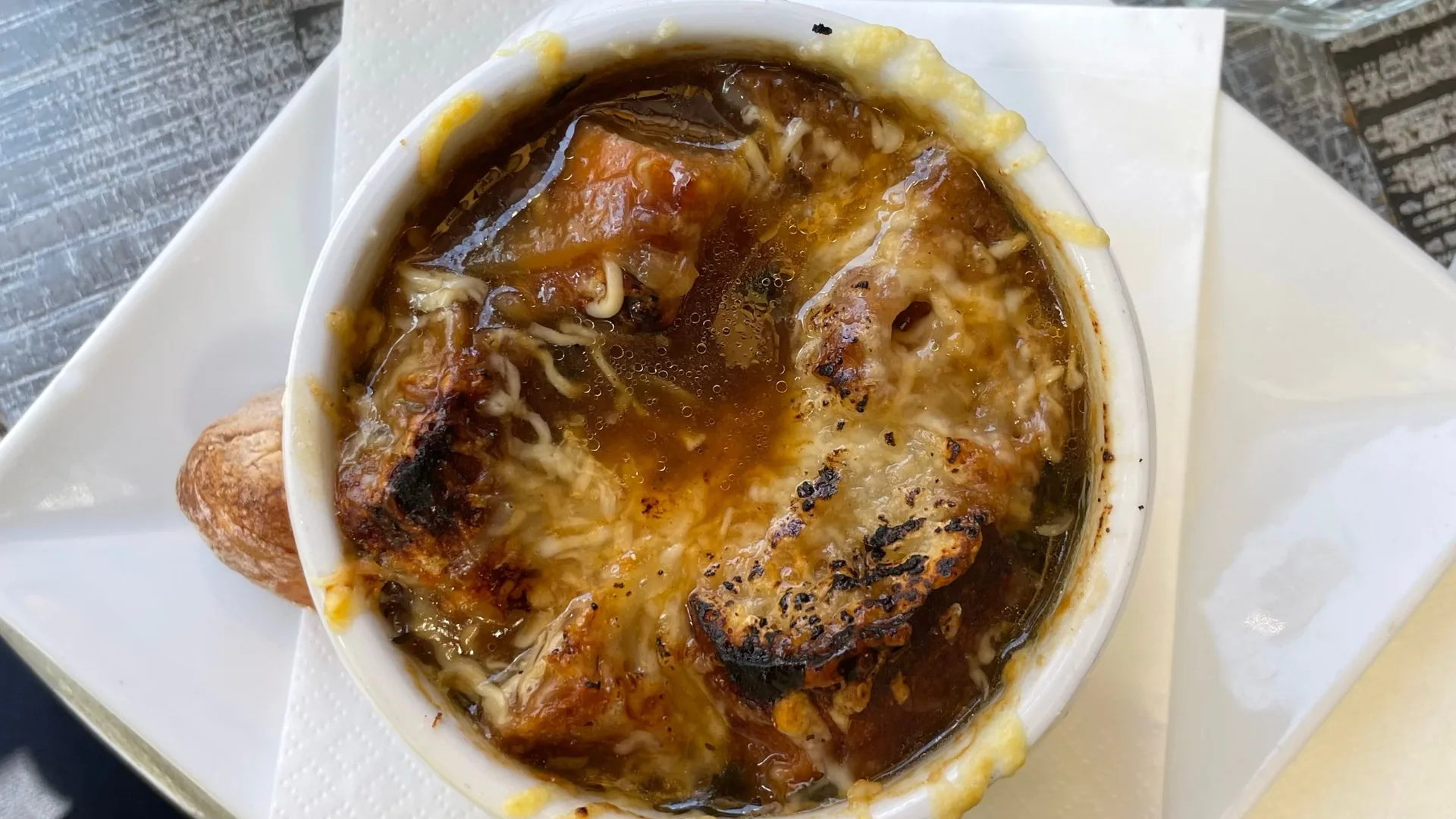 ¡Así puedes preparar una sopa de cebolla gratinada con queso derretido y una costra dorada