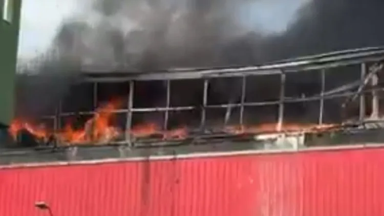Bomberos atienden emergencia por incendio en la parte superior de un local comercial