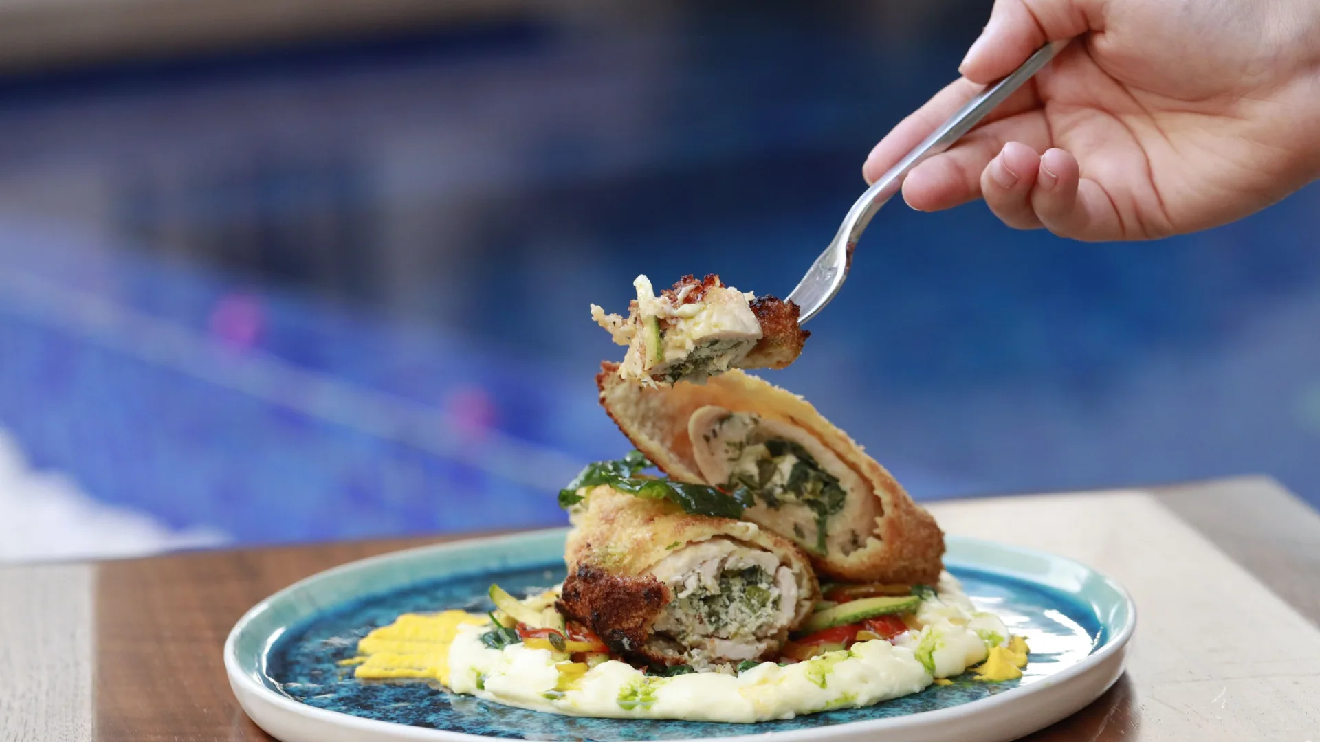 ¡Este rollo de carne relleno de queso sorprende a todos!