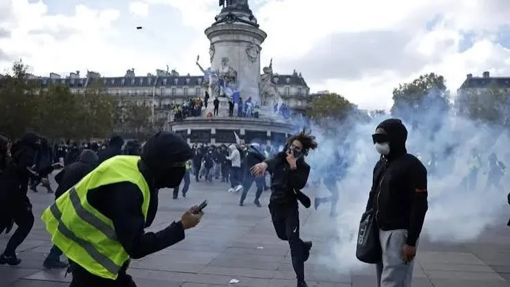 Multitudinarias protestas por el costo de la vida en Francia dejan 300 arrestos