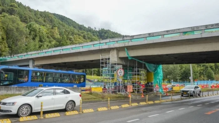 Autoridades de infraestructura ejecutan el desmonte continuo de estructura vial principal