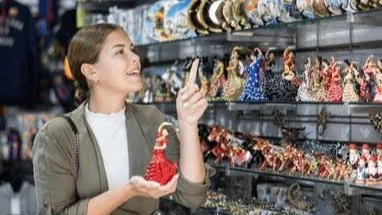 El recuerdo perfecto: La fascinación por las compras y los souvenirs al viajar