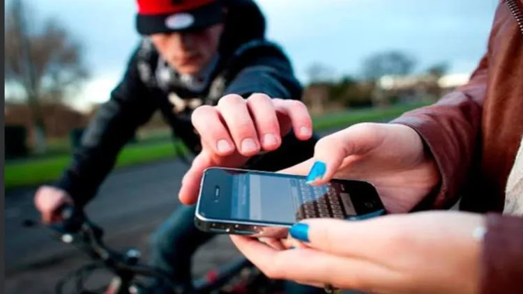 Cámaras registran el robo de un teléfono celular a dos personas en una zona comercial