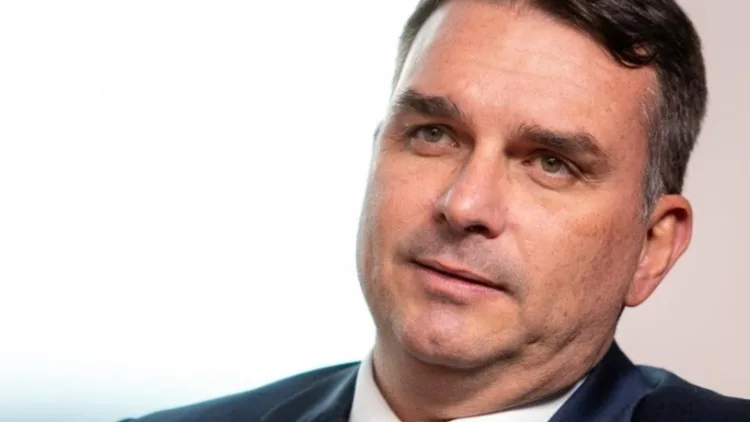 Flávio Bolsonaro promete declarar la guerra al narcotráfico si gana la Presidencia