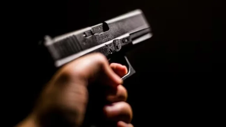 Cámaras de vigilancia registran la captura de un sujeto armado con un revólver en Cali