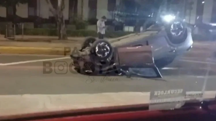 Un automóvil particular sufre un volcamiento en una importante avenida durante la madrugad