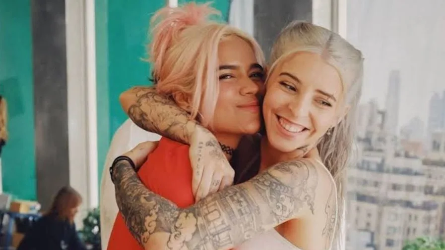 Karol G y Young Miko protagonizaron un momento que desató rumores
