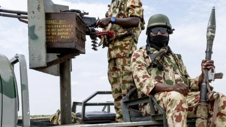 Al menos 15 soldados y cinco milicianos mueren en un ataque en Nigeria
