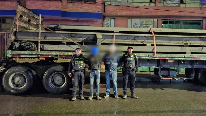 Noticia: Pillaron a dos hombres tratando de llevarse los rieles del metro de Bogotá: valía