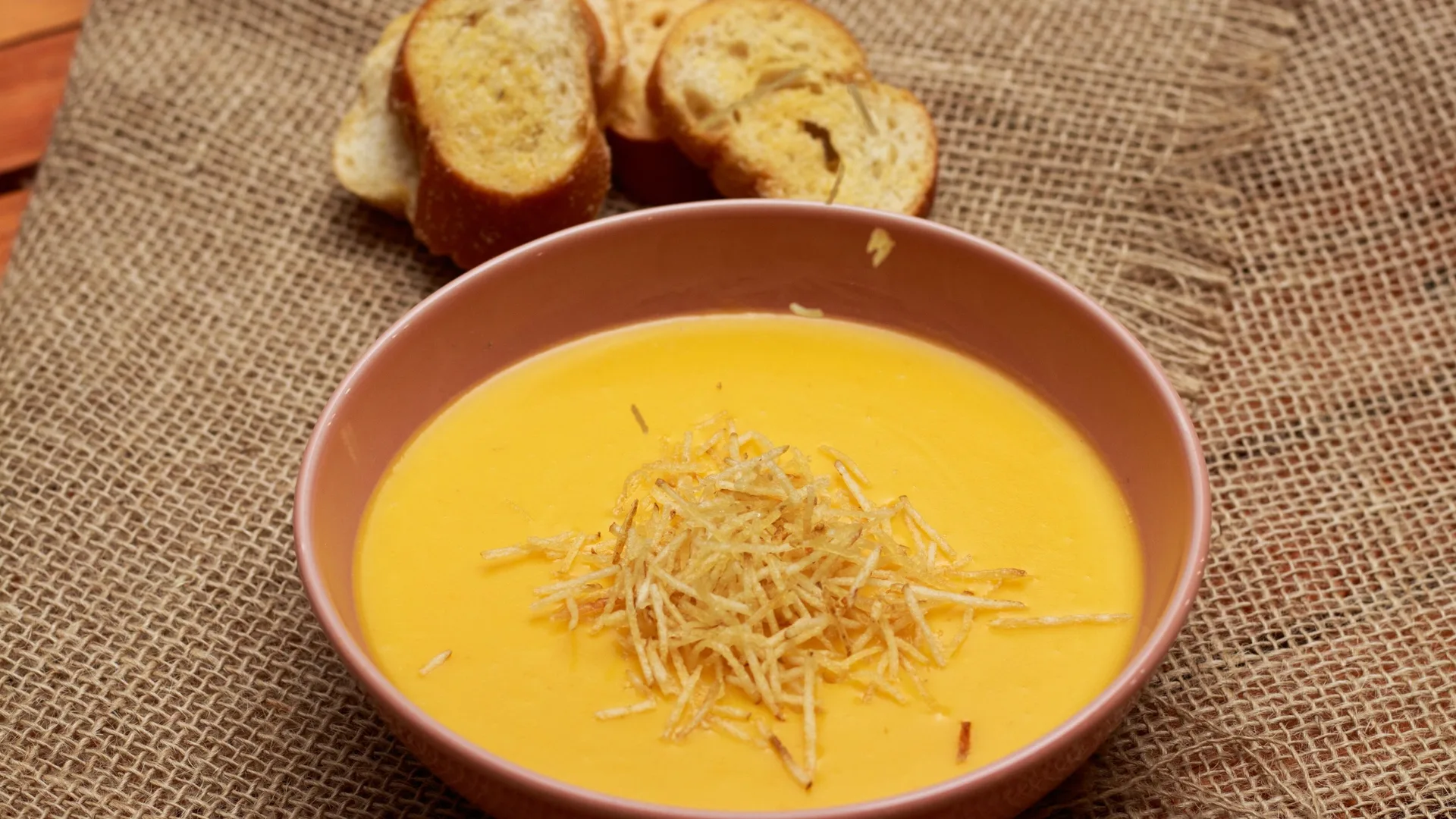 Crema de ahuyama con coco: la receta suave y cremosa que querrás repetir