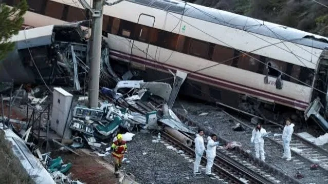 Tragedia ferroviaria en España: una posible orden equivocada habría provocado el choque.