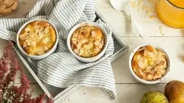 Crema suave de almendras con peras jugosas: un postre delicado y delicioso