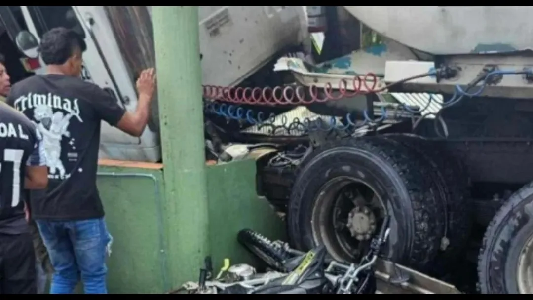 ¡Tragedia en la vía al mar! Dos jóvenes murieron tras chocar en moto contra camión