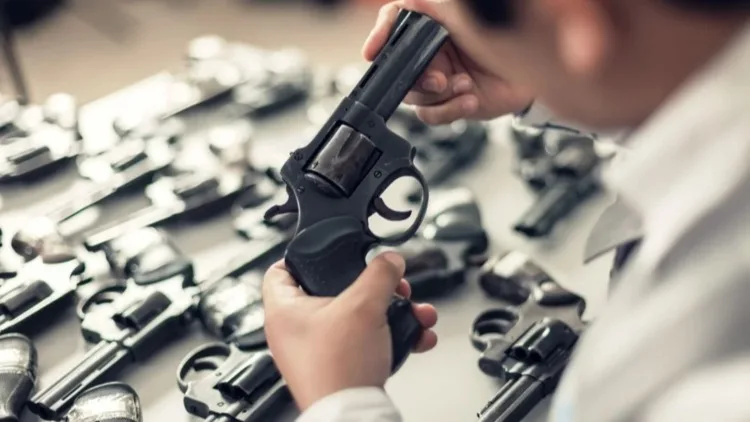 Adulto mayor intimida con un arma de fuego a grupo de jóvenes en medio de una altercación