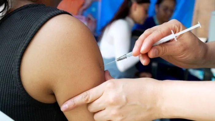 Puntos de inmunización habilitados ofrecen vacunas contra la fiebre amarilla a población