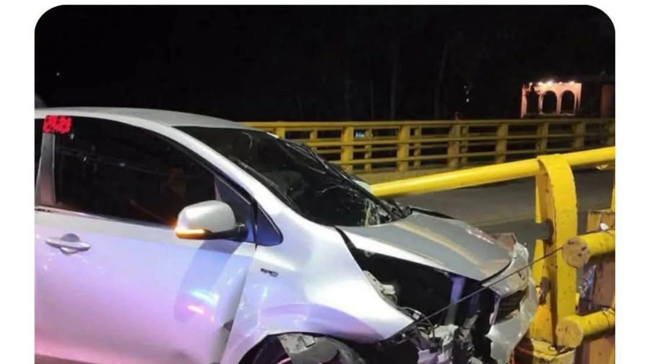 ¡Se estrelló en Chapultepec! Carro terminó incrustado contra barreras del puente en Pasto