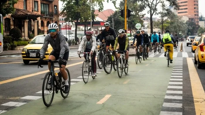 Periodista sufre doble intento de hurto por parte de ciclistas en transmisión en directo