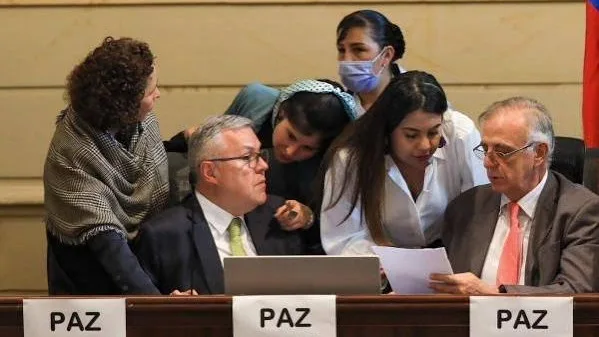 Gobierno acelera ley que cambiaría la política de paz en Colombia