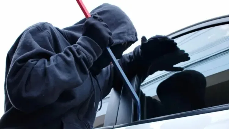 Delincuentes asaltan a una familia, le quitan las llaves y le roban el vehículo en su casa