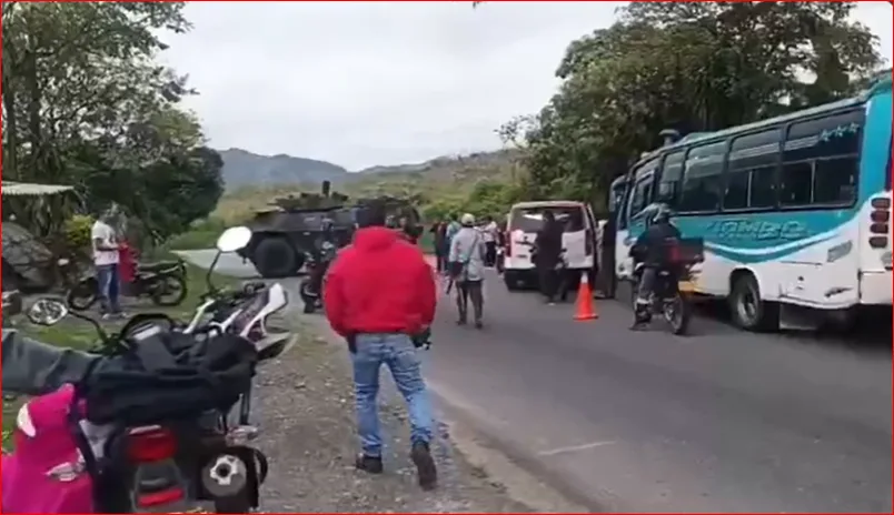 Vía Panamericana cerrada por explosivo