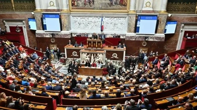 Francia afronta un alza histórica del costo de su deuda en medio de la crisis política