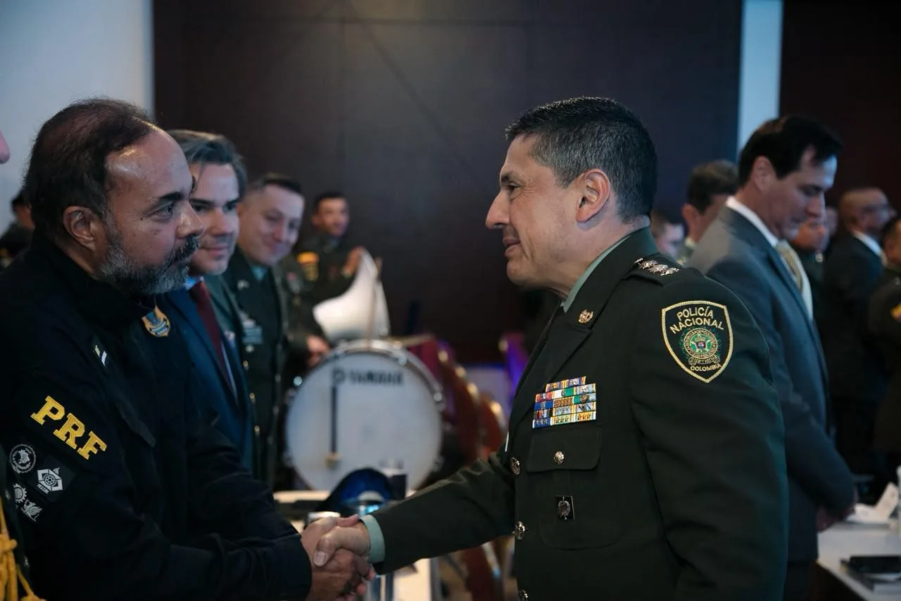 Auxiliar de policía que usa IA y juegos para enseñar inglés a niños