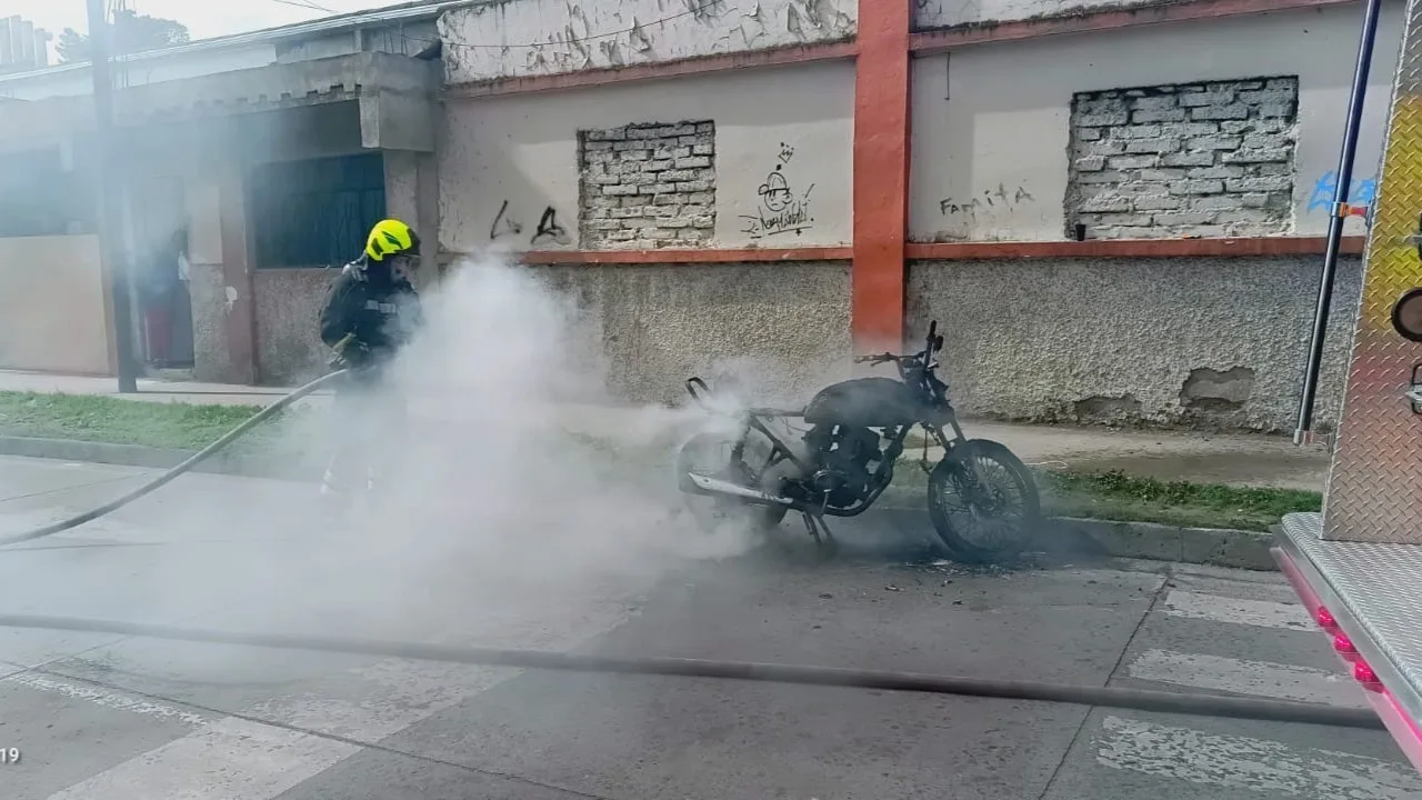 En Pasto comunidad incinera moto presuntamente involucrada en un hurto