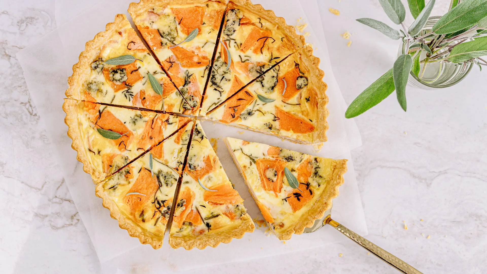 Tarta salada de cebolla caramelizada y queso de cabra: una receta elegante y fácil.