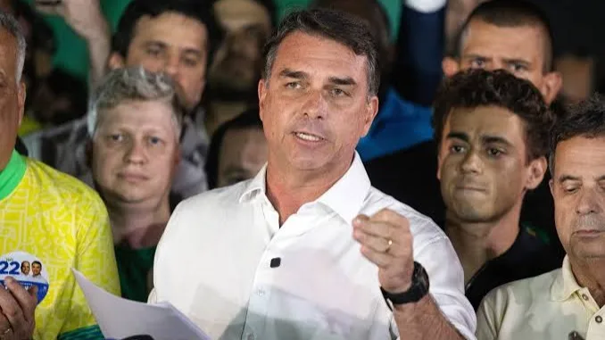 Salida de Flávio Bolsonaro de Brasil causa tensión política y diplomática