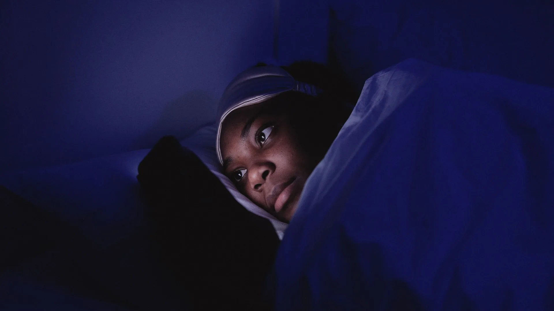 ¿Duermes con el celular al lado de la cama? Este hábito podría estar afectando tu descanso