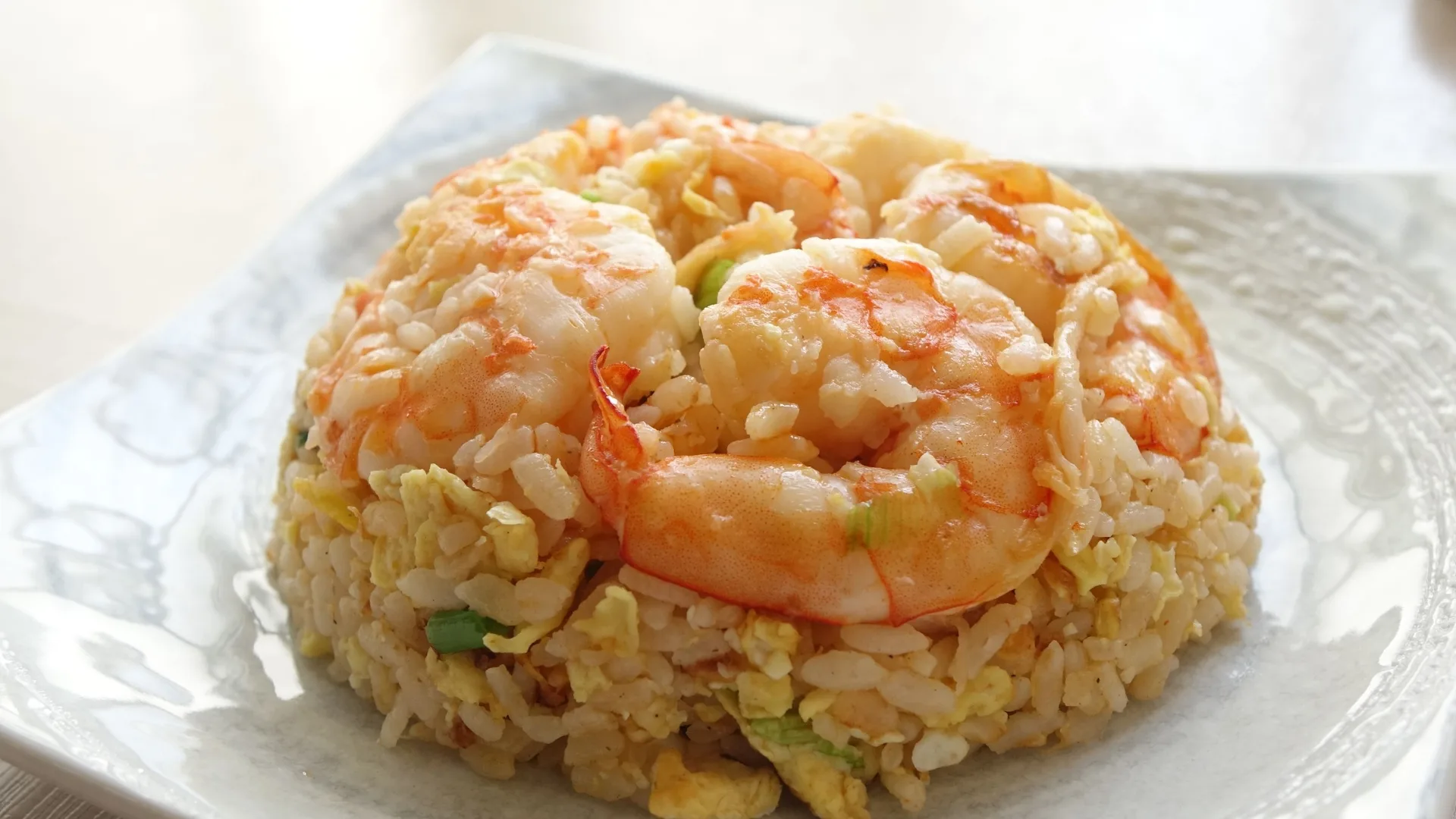 ¡Este arroz con camarones al estilo caribeño queda suelto, colorido y lleno de sabor!