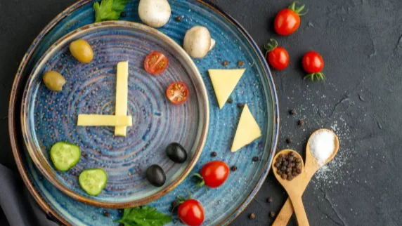¿A qué hora conviene cenar? La ciencia advierte sobre los riesgos de comer demasiado tarde
